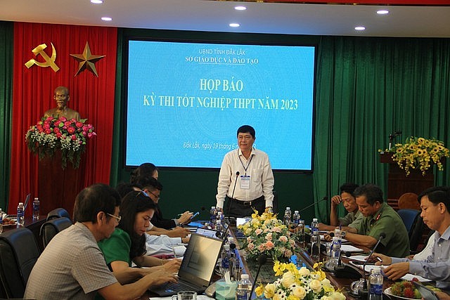 Ông Phạm Đăng Khoa, Giám đốc Sở GD-ĐT Đắk Lắk, thông tin các nội dung liên quan tại buổi họp báo. Ảnh: H.Bình