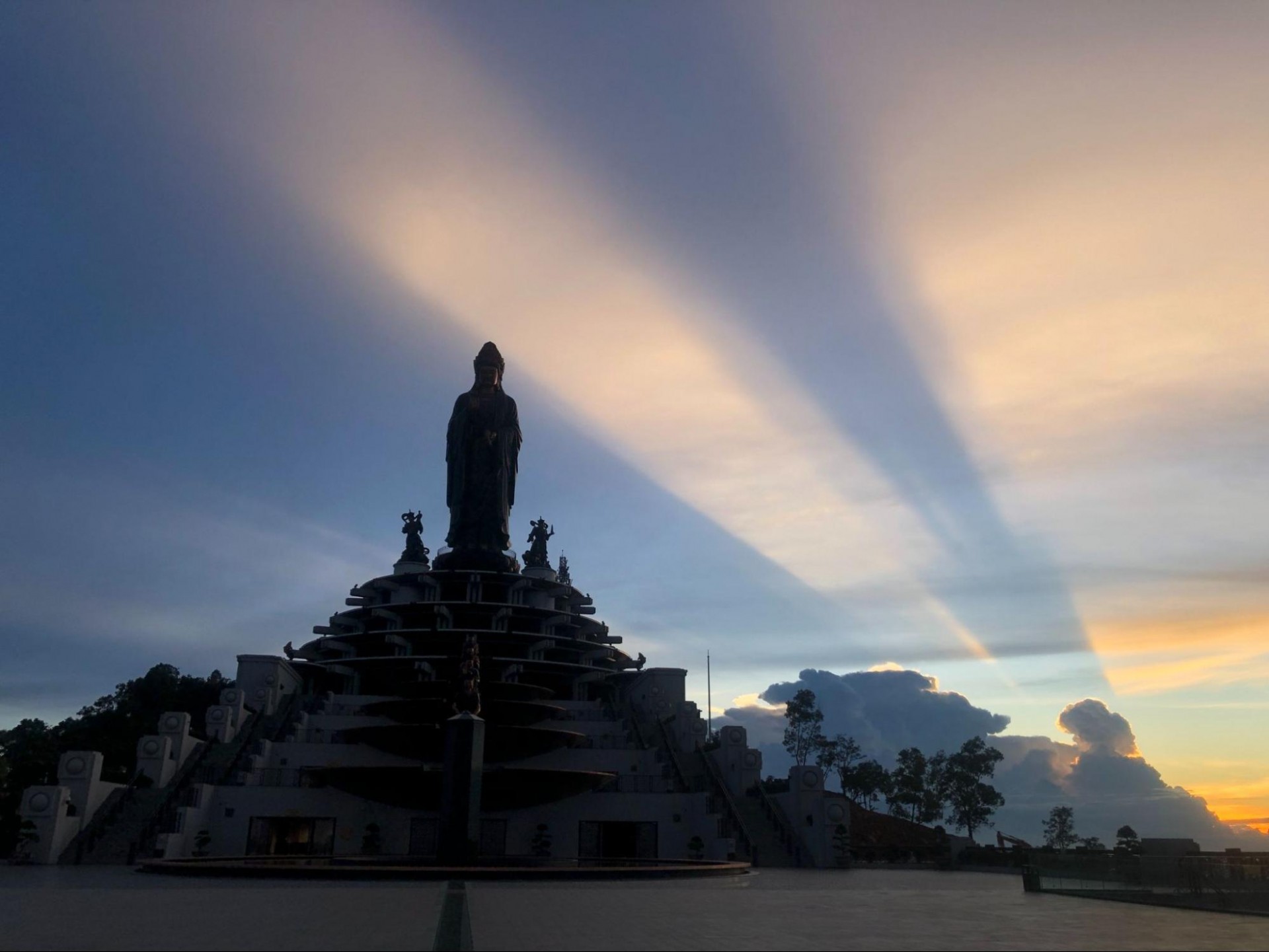 Đúng ngày Lễ Vía Linh Sơn Thánh Mẫu, “mây ngọc” xuất hiện trên đỉnh núi Bà Đen