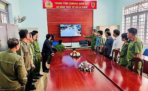 Ra mắt mô hình “Camera giám sát ANTT” tại xã Cư Êbur.