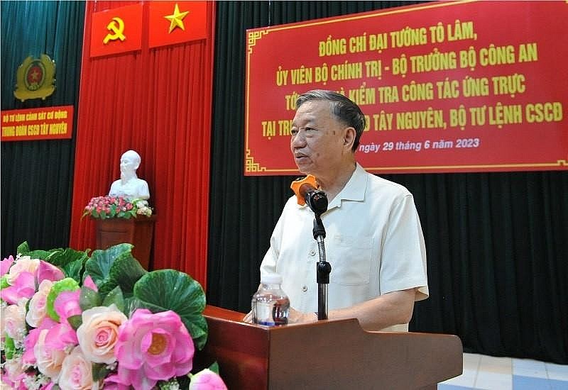 Bộ trưởng Tô Lâm tuyên dương và ghi nhận sự đóng góp của người dân trong công tác bảo vệ ANTT.