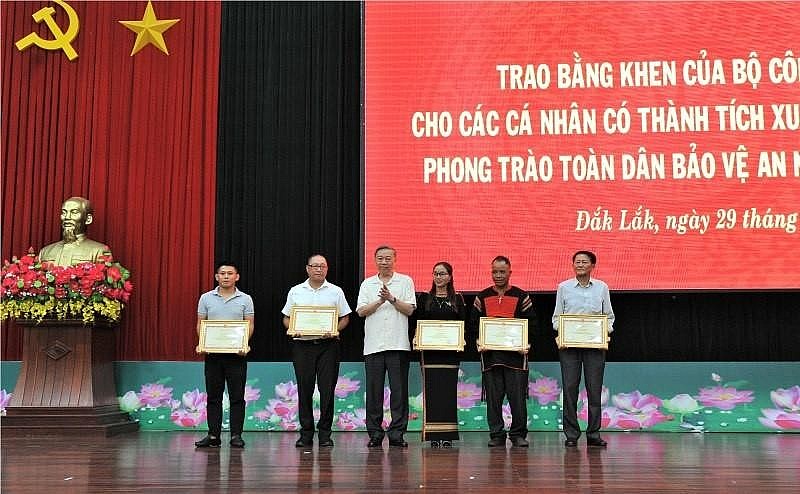 Bộ trưởng Tô Lâm trao tặng bằng khen cho 5 cá nhân có thành tích xuất sắc.