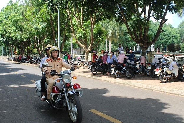 Đ/c Thượng uý Nguyễn Duy Hào - Cán bộ đội CSGT - TT Công an huyện Cư M'gar hỗ trợ thí sinh quên mang giấy tờ.