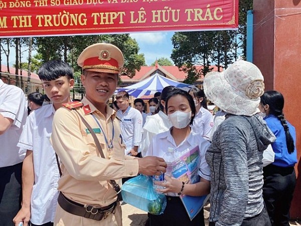 Lực lượng CSGT Công an huyện Cư M'gar tham gia đảm bảo an ninh an toàn, phục vụ Kỳ thi tốt nghiệp THPT năm 2023 tại huyện Cư M'gar