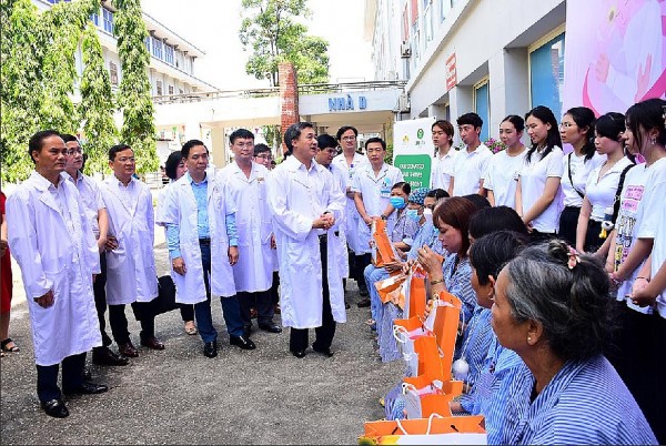 Thứ trưởng Bộ Y tế Trần Văn Thuấn thăm và làm việc tại Bệnh viện Đa khoa tỉnh Tuyên Quang