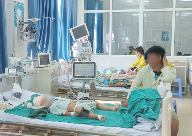 Bệnh nhi V.A.D hiện đang được điều trị hồi sức tích cực tại Bệnh viện Sản Nhi tỉnh Lào Cai sau phẫu thuật. Ảnh: BVCC.