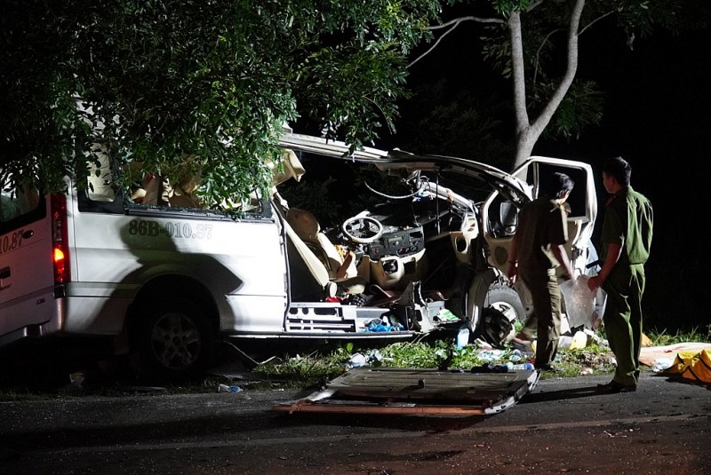 Một xe khách 16 chỗ bị tai nạn ở Bình Thuận xảy ra ban đêm tháng 7/2020 làm 8 người chết, 7 người bị thương. Ảnh: Việt Quốc