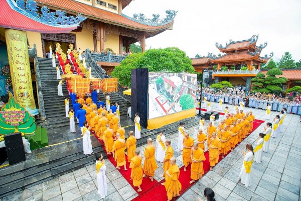 Chùa Ba Vàng - Hàng vạn Phật tử và bà con nhân dân tham dự đại lễ phát Bồ đề tâm nguyện