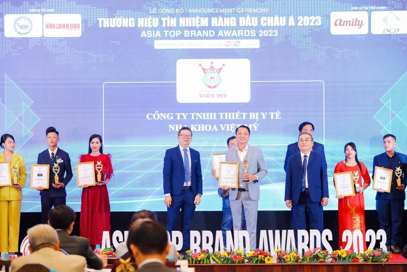 Nha khoa Việt Mỹ vinh dự nhận giải thưởng “Top 10 thương hiệu tín nhiệm hàng đầu Châu Á 2023” .