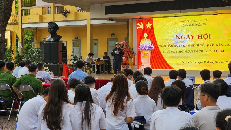 Hà Nội: Công an quận Bắc Từ Liêm tuyên truyền, phổ biến PCCC&CNCH tại Trường THPT Nguyễn Thị Minh Khai