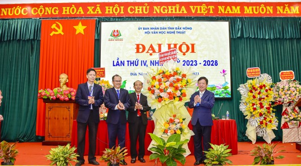 Chuyến công tác của Chủ tịch Liên hiệp các Hội Văn học Nghệ thuật Việt Nam tại các tỉnh Phía Nam