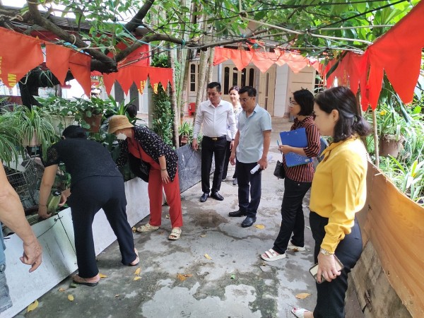 Đoàn công tác quận Tây Hồ tăng cường kiểm tra và ứng phó dịch sốt xuất huyết tại phường Xuân La