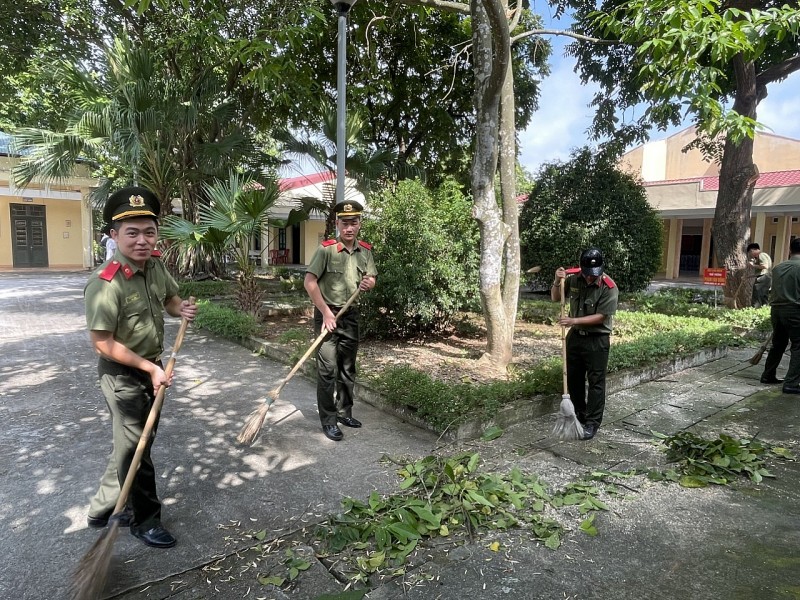 Đại học Kỹ thuật - Hậu Cần CAND trao hàng 100 suất quà tại Trí Quả, Thuận Thành, Bắc Ninh