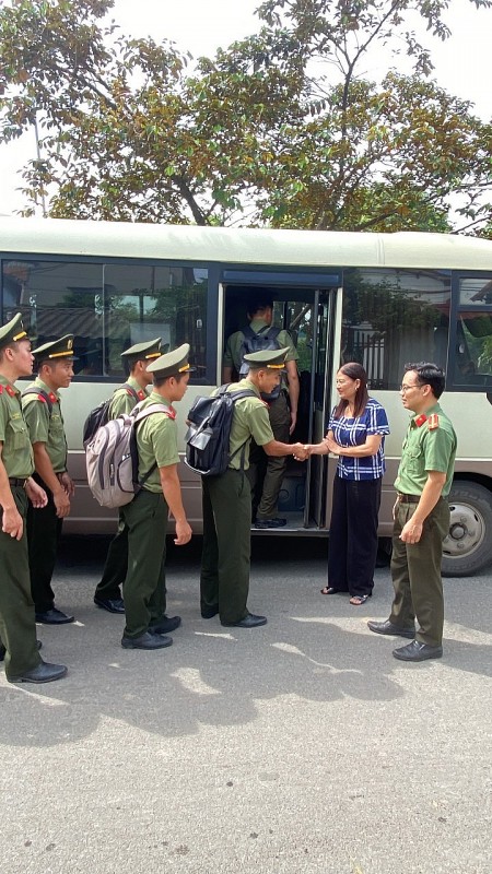 Đại học Kỹ thuật - Hậu Cần CAND trao hàng 100 suất quà tại Trí Quả, Thuận Thành, Bắc Ninh