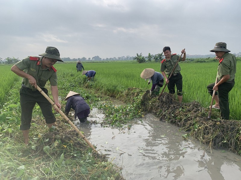 Đại học Kỹ thuật - Hậu Cần CAND trao hàng 100 suất quà tại Trí Quả, Thuận Thành, Bắc Ninh