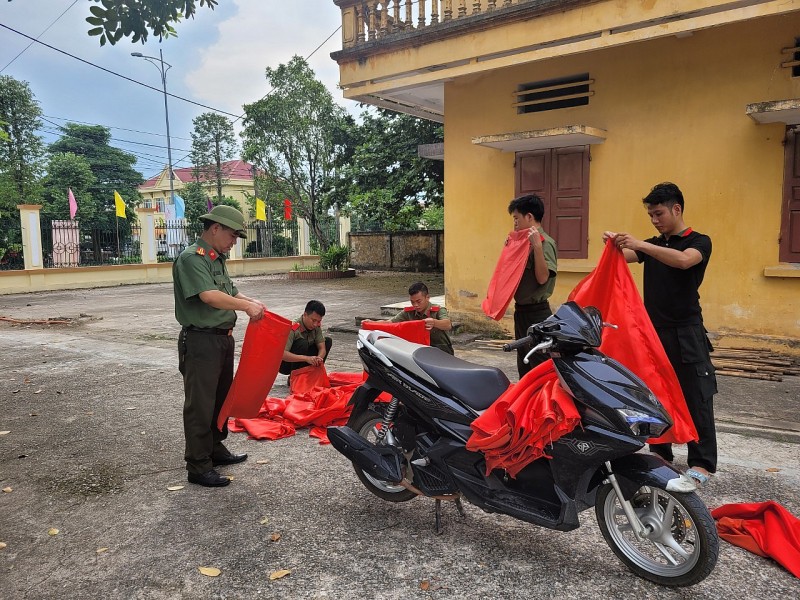 Đại học Kỹ thuật - Hậu Cần CAND trao hàng 100 suất quà tại Trí Quả, Thuận Thành, Bắc Ninh