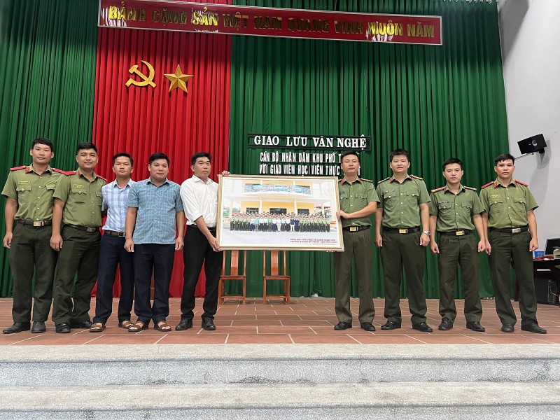 Đại học Kỹ thuật - Hậu Cần CAND trao hàng 100 suất quà tại Trí Quả, Thuận Thành, Bắc Ninh