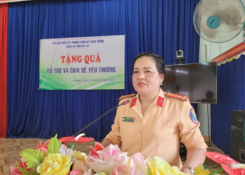 Thượng tá Lương Thị Thu Quỳnh - Trưởng phòng CSGT Công an tỉnh Gia Lai phát biểu tại buổi tuyên truyền.