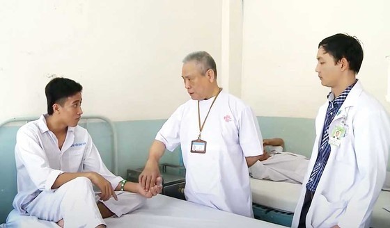 Tôn vinh đôi bàn tay vàng và một cuộc đời cống hiến cho y học của GS. Văn Tần
