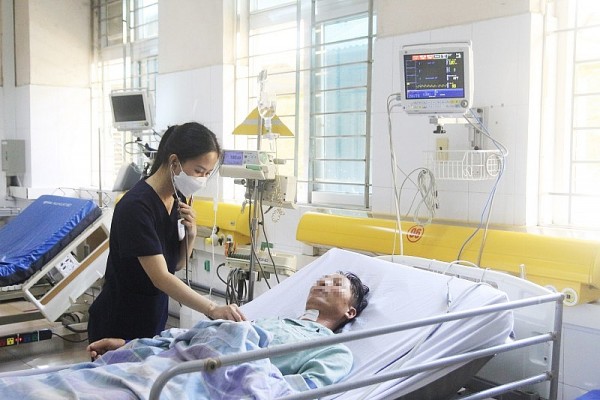 Người đàn ông sốc nhiễm khuẩn, nhiễm khuẩn huyết do vi khuẩn Vibrio vulnificus