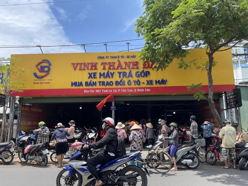 Tạp chí Sức khoẻ Việt - VP ĐDTPHCM tặng gạo cho người dân gặp khó khăn