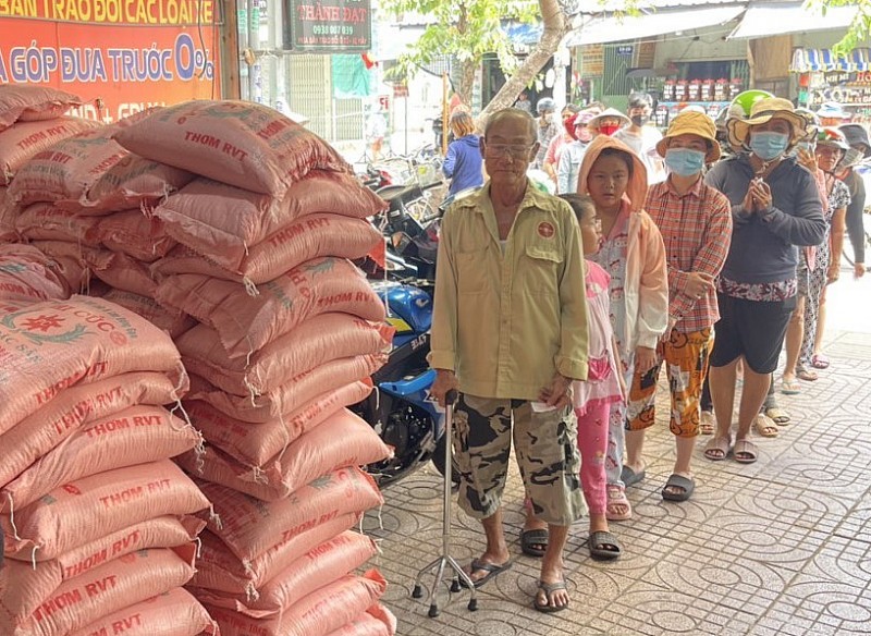 Tạp chí Sức khoẻ Việt - VP ĐDTPHCM tặng gạo cho người dân gặp khó khăn
