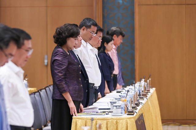 Thủ tướng Phạm Minh Chính và các đại biểu dành phút mặc niệm tưởng nhớ các nạn nhân tử vong trong vụ cháy chung cư mini và lũ quét