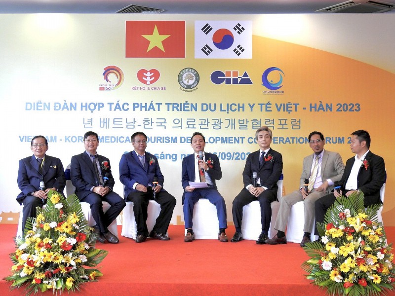 Tổ tham luận bao gồm các chuyên gia đầu ngành đến từ cả Việt Nam và Hàn Quốc.
