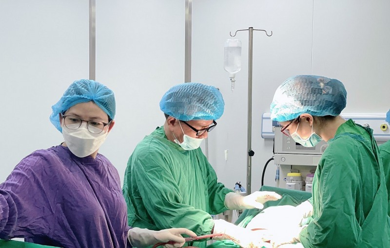 Bệnh viện đa khoa Hòa Bình - TP Hải Dương cấp cứu kịp thời cứu sống thai phụ bị thai ngoài tử cung vỡ, ngập máu ổ bụng