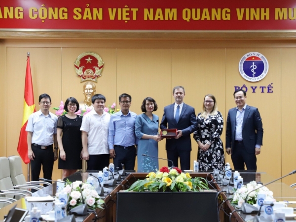 Tăng cường quan hệ hợp tác y tế với Hungary