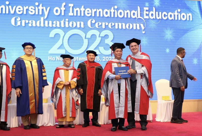 Lương y Nguyễn Hồng Cảnh nhận bằng Giáo sư danh dự quốc tế Paris tại Hà Nội vào ngày 15/09/2023.