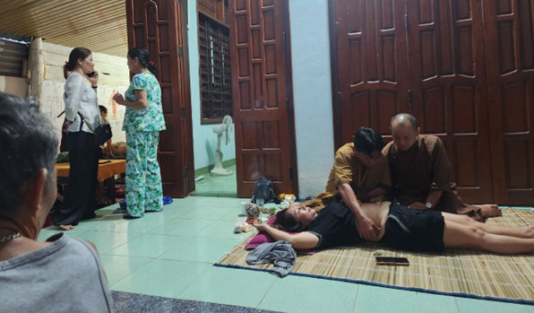 GS.TS Lương y Nguyễn Hồng Cảnh hỗ trợ điều trị cho bệnh nhân tại cơ sở tỉnh Quảng Trị.