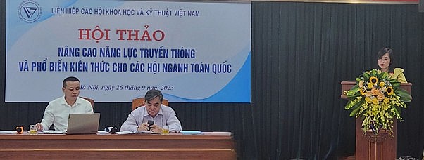 PGS.TS Phạm Quang Thao ( Ngồi giữa) - Phó Chủ tịch Liên hiệp hội KH&KT Việt Nam cùng các thành viên chủ trì hội thảo.