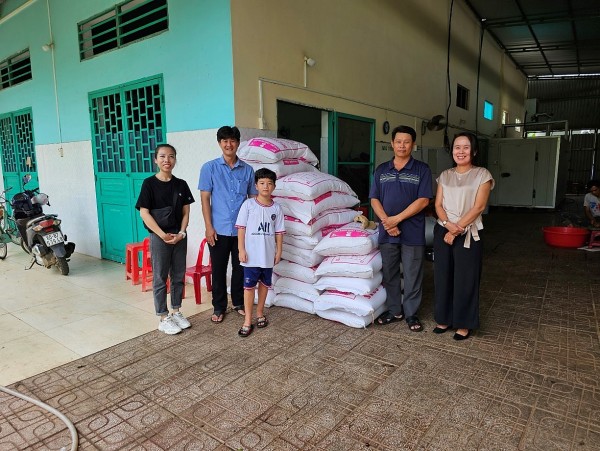 Chi hội Nam y Vi Diệu trao tặng quà cho Cơ sở bảo trợ xã hội nhân ái Bạch Lâm