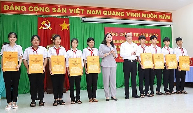 Phó Chủ tịch nước Võ Thị Ánh Xuân và Chủ tịch UBND tỉnh Đắk Lắk -Phạm Ngọc Nghị tặng quà Trung thu cho các em học sinh của Trung tâm. 