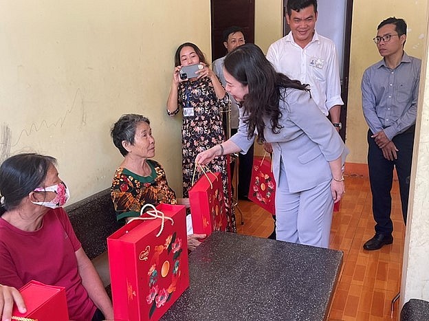 Phó Chủ tịch nước Võ Thị Ánh Xuân thăm hỏi, tặng quà các đối tượng chính sách. 