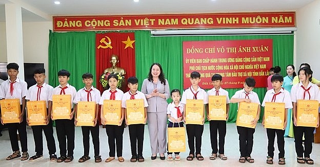 Phó Chủ tịch nước Võ Thị Ánh Xuân tặng quà Trung thu cho các em học sinh của Trung tâm.