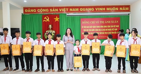Phó Chủ tịch nước Võ Thị Ánh Xuân thăm, tặng quà Trung thu tại tỉnh Đắk Lắk