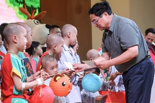 Thủ tướng tặng quà Trung thu cho bệnh nhi tại Viện Huyết học - Truyền máu Trung ương