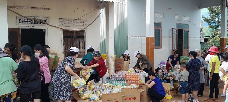 Tạp chí Sức khoẻ Việt – VPĐD TP.HCM tặng 300 phần quà Trung thu cho các em nhỏ tại Gia Lai