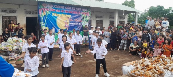 Tạp chí Sức khoẻ Việt – VPĐD TP.HCM tặng 300 phần quà Trung thu cho các em nhỏ tại Gia Lai
