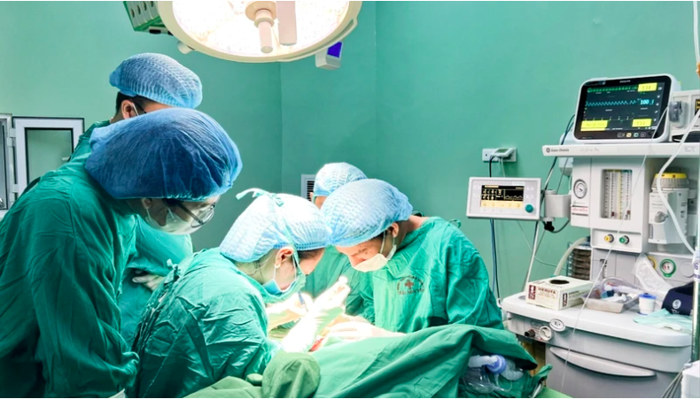 Bệnh viện Trung ương Thái Nguyên phẫu thuật nối liền bàn tay bị đứt rời cho một bệnh nhi
