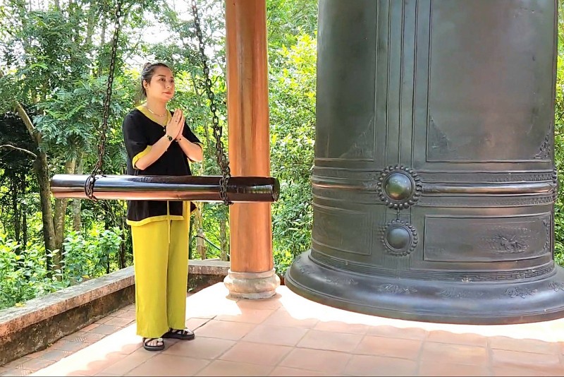 Bà Nguyễn Thị Quỳnh Oanh viết cảm tưởng và thỉnh 9 tiếng chuông tri ân sâu sắc tới công lao của Bác.