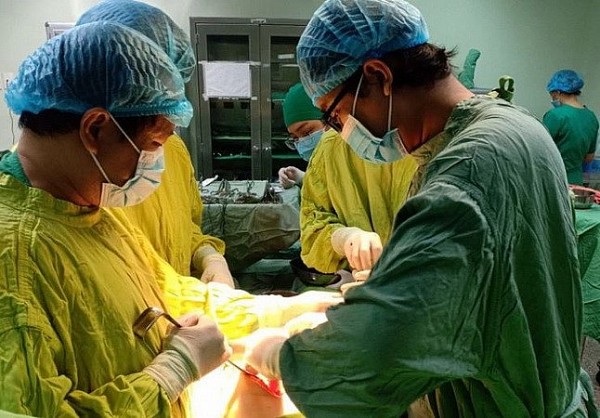 Cứu sống ngư dân bị tai nạn trên biển, lộ một đoạn ruột ra ngoài hoại tử