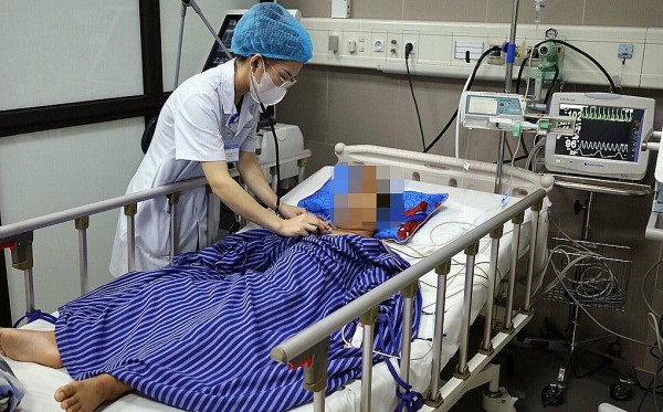 Bé trai 7 tuổi nguy kịch vì bị rắn độc cắn