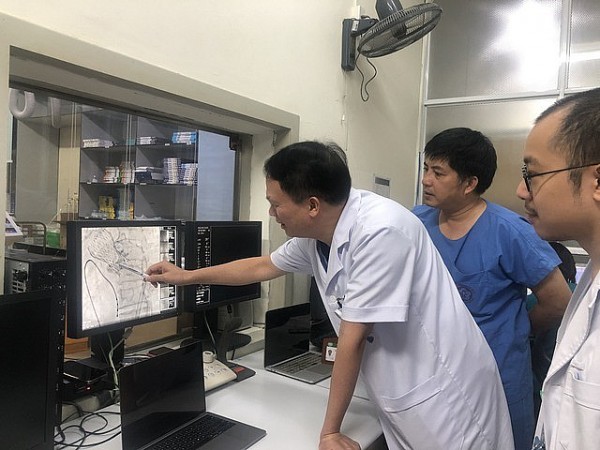 Việt Nam: Lần đầu tiên bác sĩ tim mạch thay van thành công trong van động mạch chủ