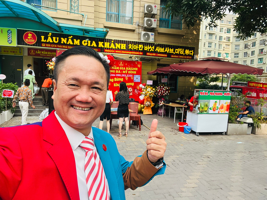 Nghệ sĩ Quang Tèo khai trương cơ sở thứ 11 của nhà hàng Lẩu nấm Gia Khánh