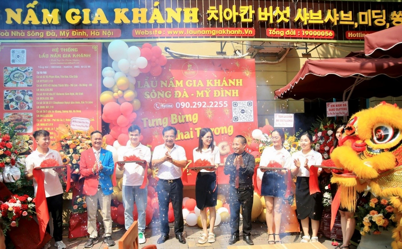 Nghệ sĩ Quang Tèo sau 7 năm về hưu, quay sang đầu tư kinh doanh nhà hàng lẩu nấm Gia Khánh
