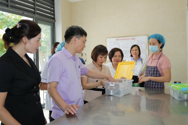 Quận Long Biên: Tăng cường kiểm soát các bếp ăn tập thể trường học