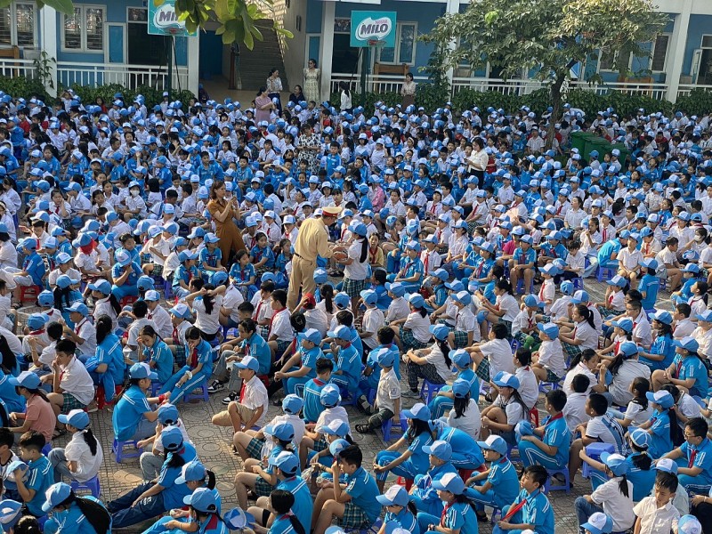 Hà Nội: Gần 3.000 học sinh, giáo viên Trường Tiểu học Phúc Diễn học ngoại khóa về tuyên truyền An toàn giao thông