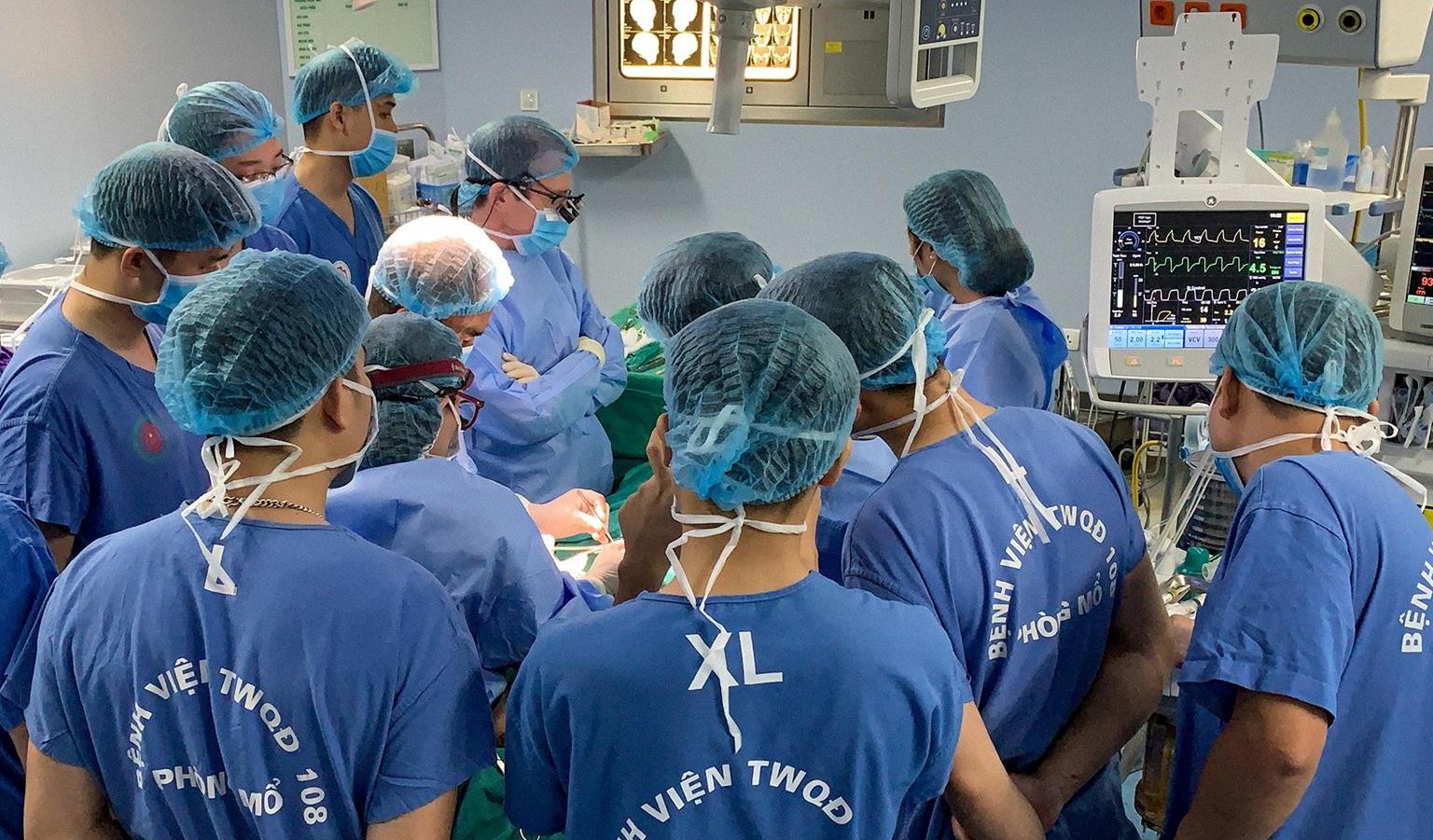 Chuyên gia của Anh điều trị miễn phí cho những trẻ em mắc dị tật sọ mặt tại Việt Nam